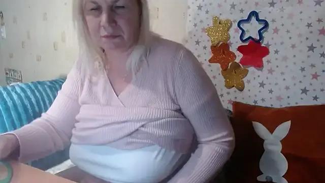 QueenLana — Topless..