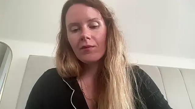 Freechat redheadrosie69 on StripChat